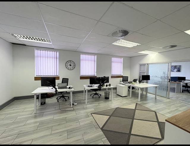180M² OFFICE TO LET IN FOURWAYS
